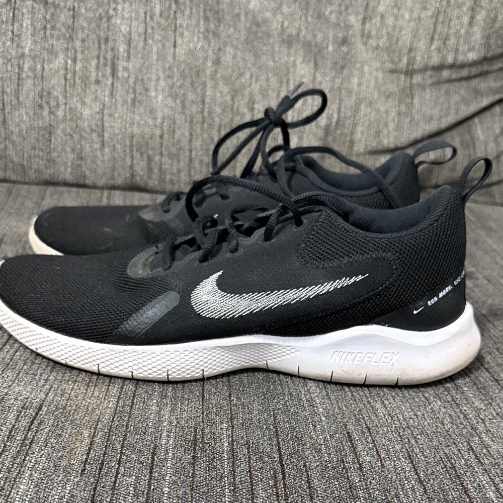 Nike Men's Black and White Athletic Shoes